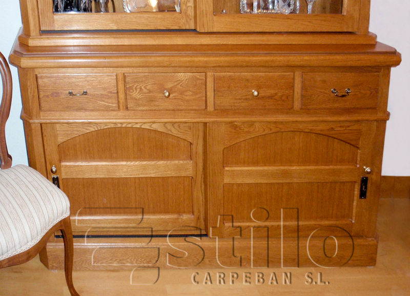 Vista de parte infeior de mueble de comedor realizado en madera de roble. Dispone de cajones de gran profundidad y resistencia, as como puertas correderas. Carpintera Ebanistera Carpeban Stilo, en Salamanca.